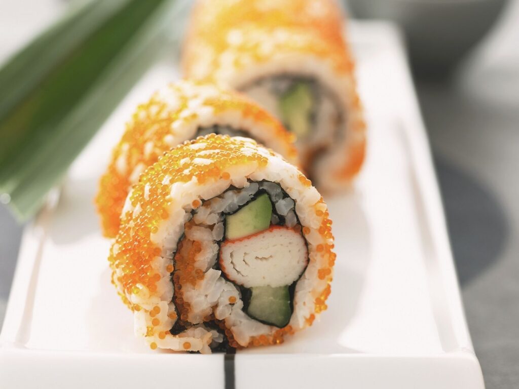 California roll de cangrejo y caviar